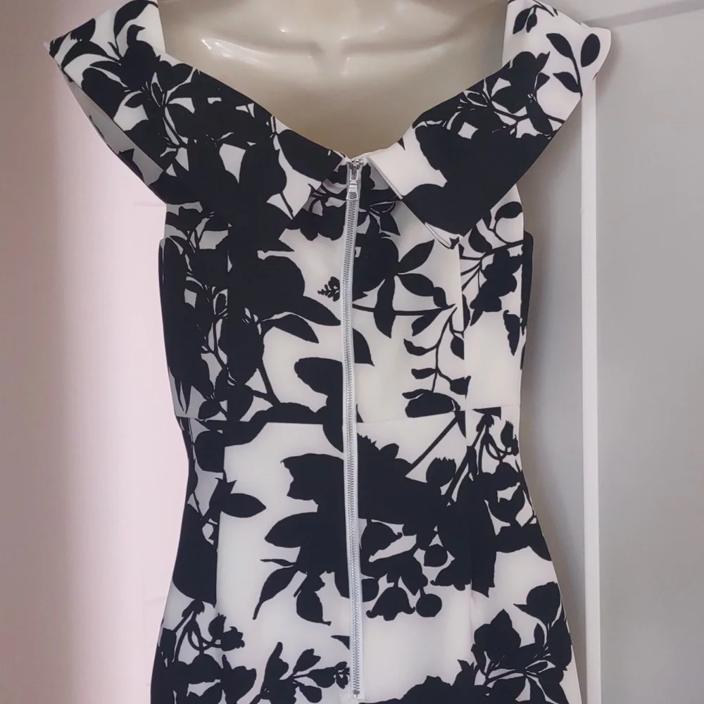 Bardot Black & White Floral Print Off the Shoulder Dress - Size 8 (M) - Picture 5 of 13